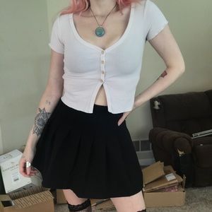 ‼️2 for $20‼️ White crop top with an opening and buttons